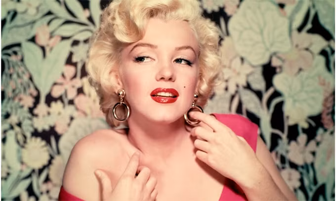 Marilyn Monroe được chọn làm người mẫu và từ đây cuộc đời của nữ ngôi sao nổi tiếng này bắt đầu thay đổi.