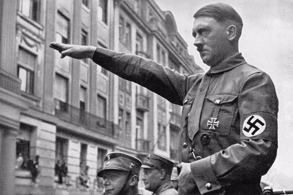 Một trong những vận động viên gốc Do Thái được Hitler sử dụng làm bình phong trong sự kiện Olympic 1936 để đánh lừa dư luận đó là đưa Joan Boll vào đội tuyển khúc côn cầu của Đức.