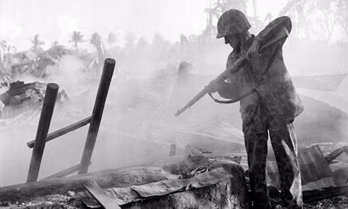 Một lính Mỹ kiểm tra một boong-ke trên đảo Saipan trong những ngày cuối trước khi cuộc chiến tại đây kết thúc.