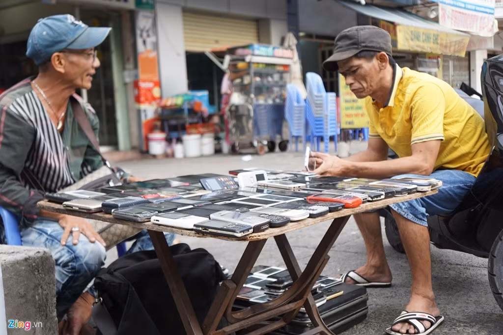 Với số lượng hàng hóa lớn nên người mua phải đi xem nhiều gian hàng khác nhau mới có thể tìm ra món phù hợp.