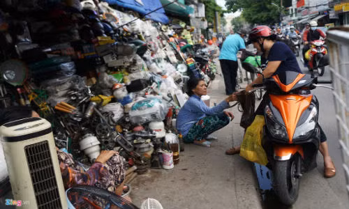 Khoảng hơn 500 m từ vòng xoay Nguyễn Thái Sơn về phía ngã tư Phú Nhuận - đoạn giáp ranh giữa phường 3, quận Gò Vấp với phường 4, quận Phú Nhuận, rất nhiều mặt hàng điện tử bày bán trên lề đường, trong đó có cả những món hàng “cổ lỗ sĩ”. Từ khoảng 4h chiều, việc mua bán bắt đầu diễn ra nhộn nhịp.