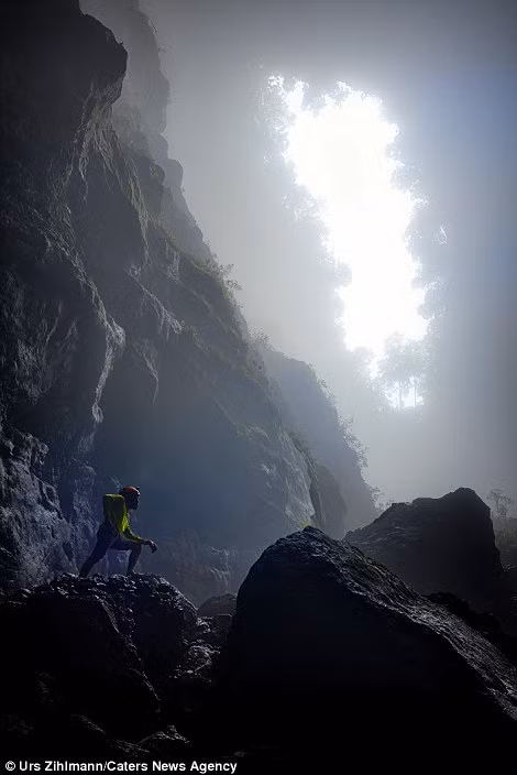 "Khi chúng tôi đến gần lối vào, những đám mây bay lơ lửng xung quanh hang động... Bạn sẽ cảm thấy vô cùng nhỏ bé khi ở bên trong hang động. Sơn Đoòng mang vẻ đẹp đáng kinh ngạc. Nó khiến chúng tôi có cảm giác như lạc vào thế giới khác", nhiếp ảnh gia Zihlmann chia sẻ.
