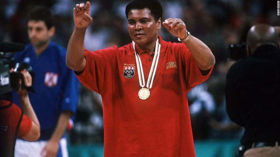 Những năm cuối đời, Muhammad Ali gặp các vấn đề về trí nhớ và thần kinh. Sau khi giải nghệ năm 1981, ông phải điều trị chứng bệnh thần kinh Parkinson. Đến ngày 4/6/2016, Muhammad Ali qua đời để lại niềm tiếc thương to lớn đối với nhân loại.