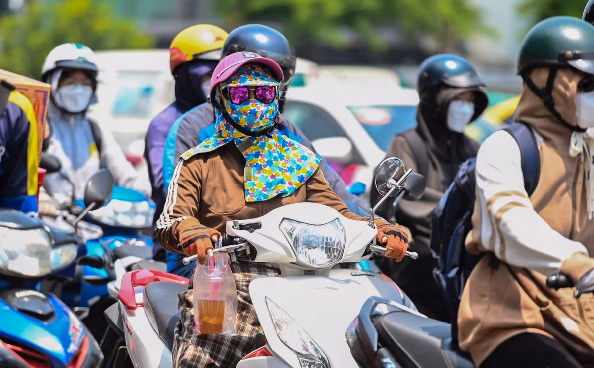 Người dân thành phố đối mặt với cái nắng cháy da khi ra đường. Ảnh: Tạp chí Kinh tế môi trường.
