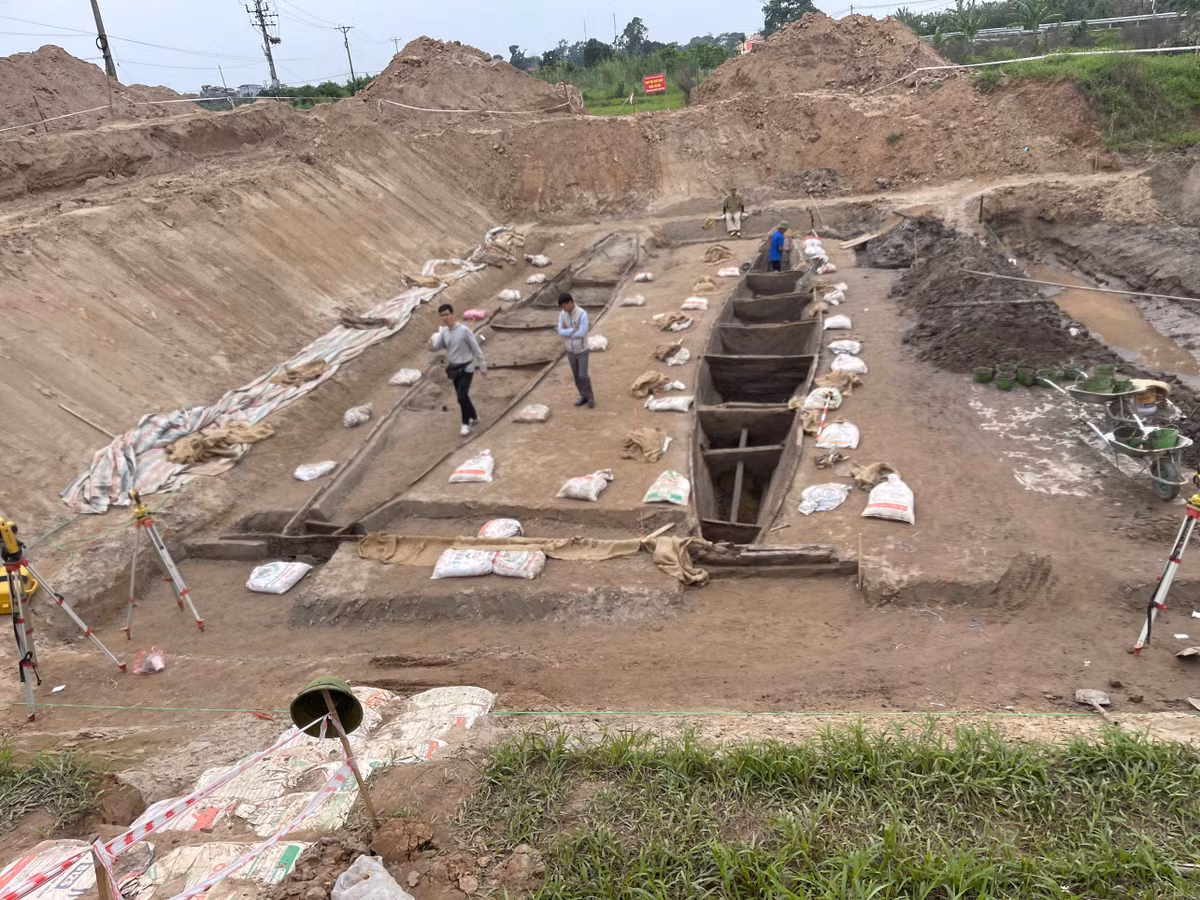 Hai con thuyền được nhìn từ trên cao với hình dáng đồ sộ, độ dài lên đến hơn 17m - một kích thước hiếm gặp trong hệ thống sông ngòi cổ. Tuy nhiên, trong quá trình vét bùn, một phần vách thuyền đã bị gọt mất khoảng 40 cm do không ai biết trước sự tồn tại của chúng.