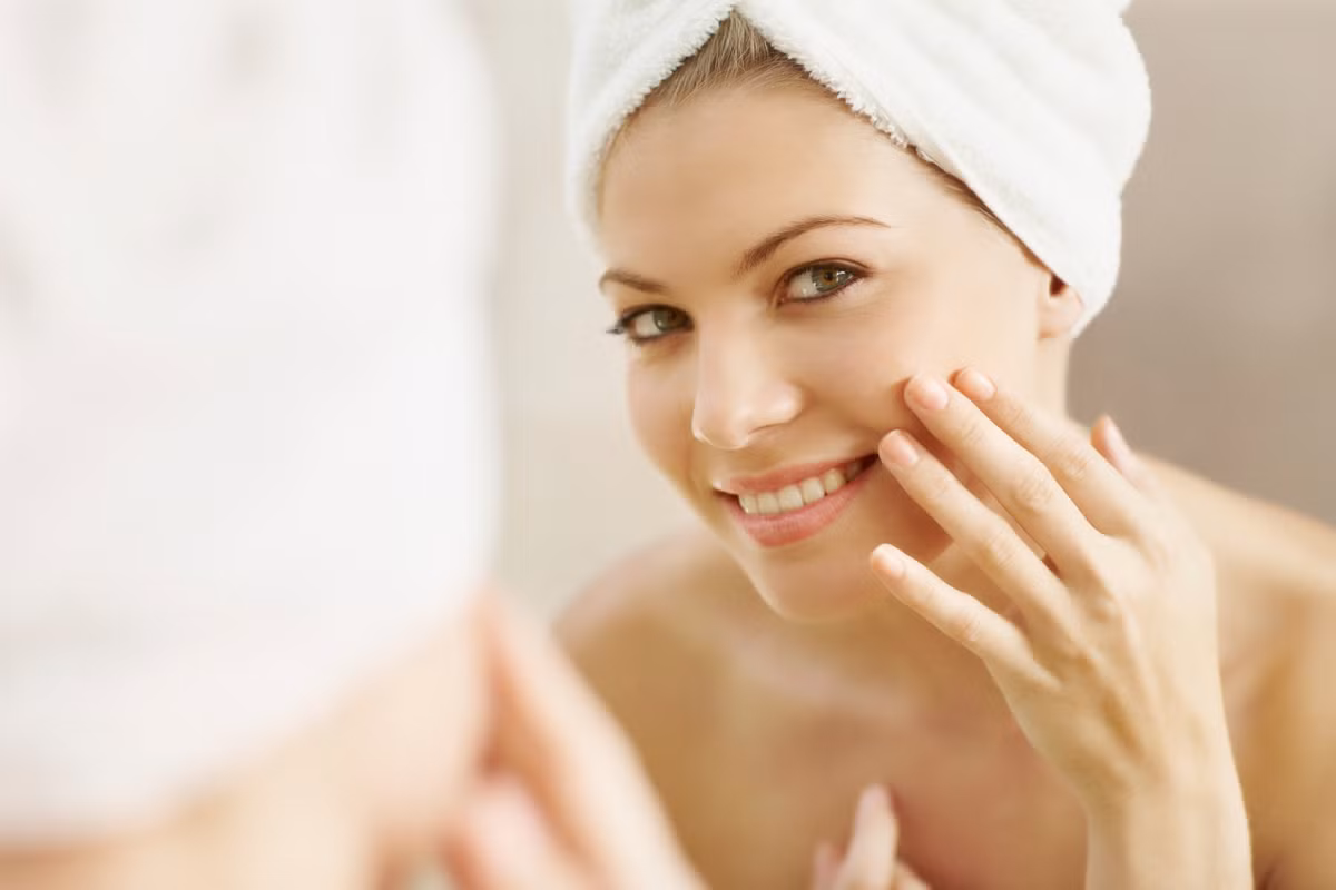 Sau các bước dưỡng da và tẩy tế bào chết cơ bản, mặt nạ bằng nọc ong mới được áp dụng lên mặt. Thời gian đắp mặt nạ tùy thuộc vào đặc điểm, kết cấu của từng loại da. Sau khi đắp mặt nạ nọc ong, người thực hiện phải rửa sạch mặt bằng nước ấm.