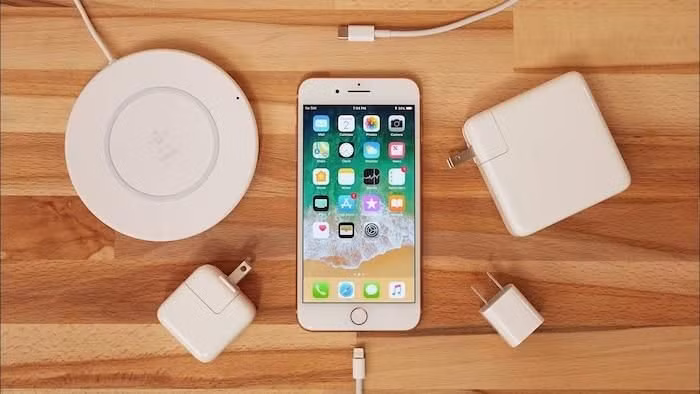 Trước kia, mỗi khi cắm sạc, chiếc iPhone của bạn sẽ phát ra âm thanh thông báo mặc định. Giờ đây, trên iOS 14, bạn có thể thay thế âm thanh này thành âm thanh bất kỳ hoặc thậm chí cả một bài hát mà bạn yêu thích chỉ bằng những bước đơn giản sau đây. Lưu ý: Âm thanh dùng để thay đổi là âm thanh có sẵn trên Apple Music