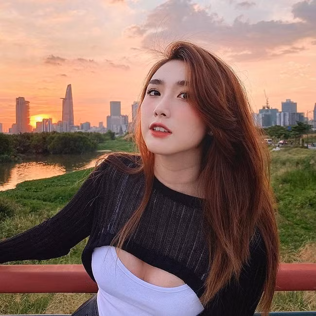 Cô xinh đẹp, nhẹ nhàng nhưng không kém phần gợi cảm.