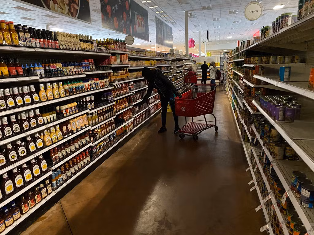 Bên trong siêu thị Target ở trung tâm mua sắm Lakepointe Towne Crossing tại Lewsiville. Cửa hàng này phải sử dụng máy phát điện. Ảnh: Dallas News.