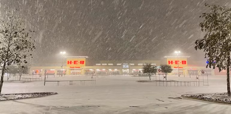 Hầu hết cửa hàng của HEB sẽ mở cửa vào lúc 9h hoặc 10h và đóng cửa vào khoảng 17h hoặc 20h. Sự cố mất điện do bão tuyết cũng làm ảnh hưởng tới nguồn cung thực phẩm của chuỗi siêu thị này. Ảnh: Supermarket News.