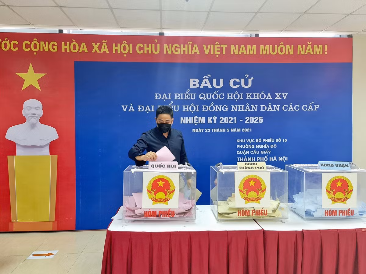 Hòa cùng không khí đi bầu cử của cả nước, diễn viên Minh Tiệp viết: "Hãy luôn đeo khẩu trang và giữ khoảng cách an toàn khi đi bầu cử. Chúc Ngày hội bầu cử của toàn dân thành công rực rỡ".