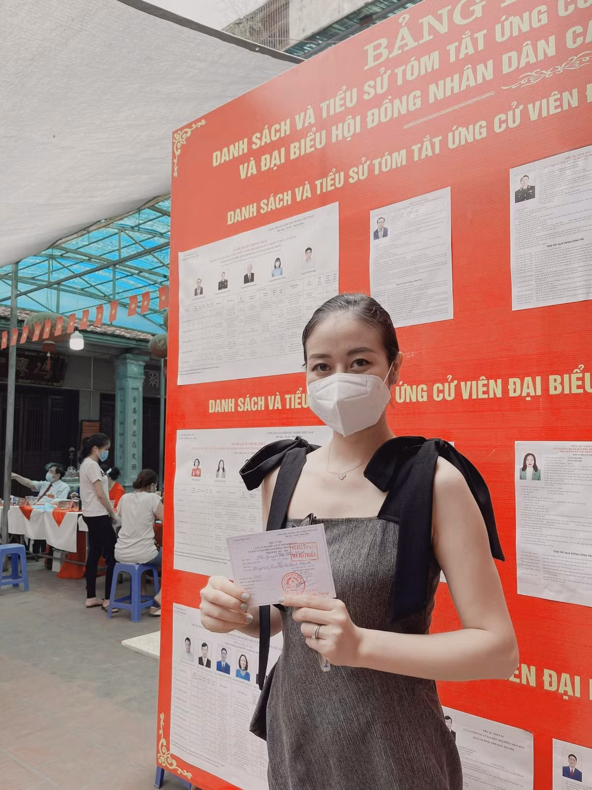 MC Phí Linh check-in tại điểm bầu cử.