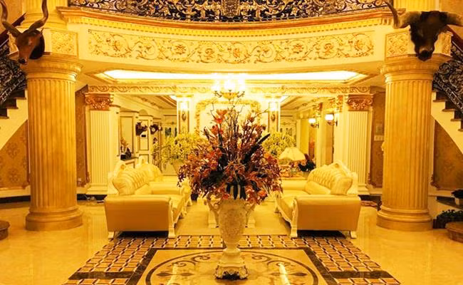 Tổng thể, căn biệt thự của nữ diễn viên Lý Nhã Kỳ xây dựng theo lối kiến trúc cổ, trông hệt như 1 tòa lâu đài.