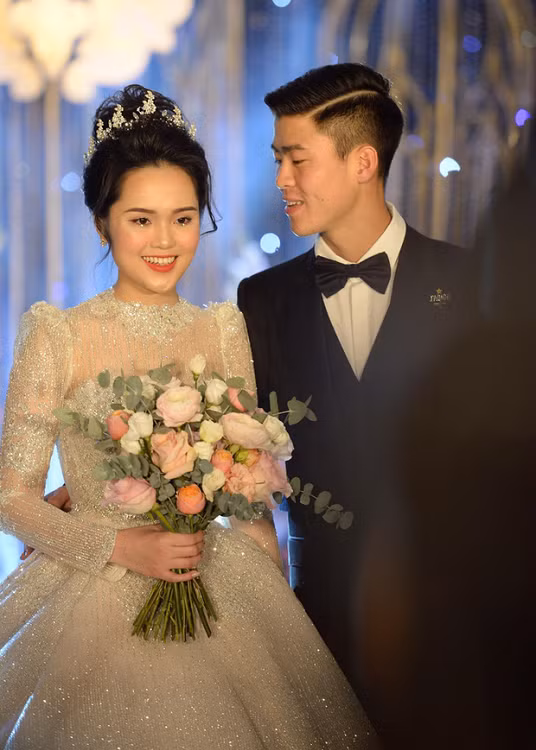 Không chỉ thế, bàn tiệc 17 món ở nhà trai và thực đơn toàn những món sơn hào hải vị vào tiệc tối cũng khiến nhiều người xuýt xoa ngưỡng mộ. Sự xuất hiện của Đức Phúc, Đàm Vĩnh Hưng và Trịnh Thăng Bình trong tiệc cưới cũng làm nhiều người bất ngờ. Đúng là đám cưới của cầu thủ nổi tiếng cùng ái nữ đại gia quá sức hoành tráng.