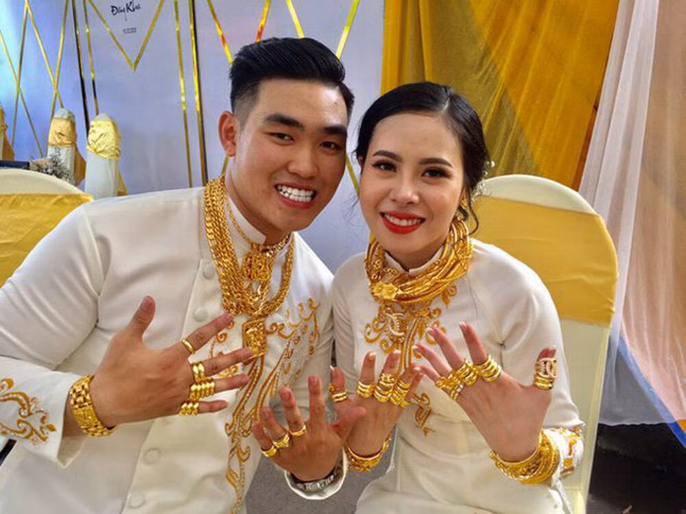  Đám cưới khủng ở Đồng Nai, của hồi môn 49 cây vàng: Vào đầu năm nay, cư dân mạng từng xôn xao trước đám cưới siêu khủng của cặp đôi ở Đồng Nai với khoản hồi môn đến từ chị gái lên đến 2,5 tỷ đồng tiền mặt và 49 cây vàng. Được biết, màn trao của hồi môn "khủng" này mất đến hơn... 40 phút. Ngoài chị gái, bố mẹ cô dâu còn tặng thêm 1 chiếc kiềng, 1 vòng, 1 đôi bông tai và 1 nhẫn vàng cho con gái.