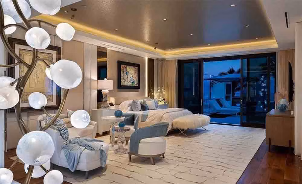 Phòng ngủ lớn với ban công có tầm nhìn ra bờ biển.