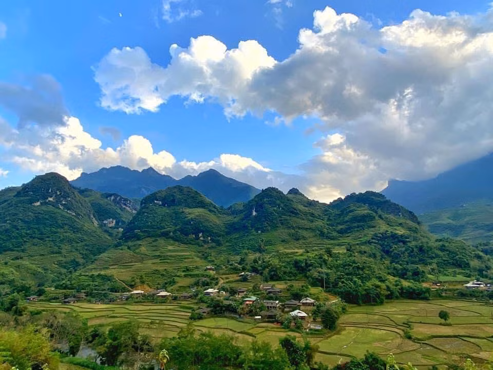 Hà Giang mùa hoa tam giác mạch đã quá nổi tiếng, nổi tiếng về sự xinh đẹp lẫn diện tích những thửa ruộng hoa bạt ngàn rộng lớn trải dài. Ai đến Hà Giang mùa hoa này đều phải đắm say, ngây ngất trước vẻ đẹp dịu dàng đó và muốn tìm cho mình một vị trí “đắc địa” để ngắm hoa cho thỏa thích. Ảnh: TINTIN ADVS