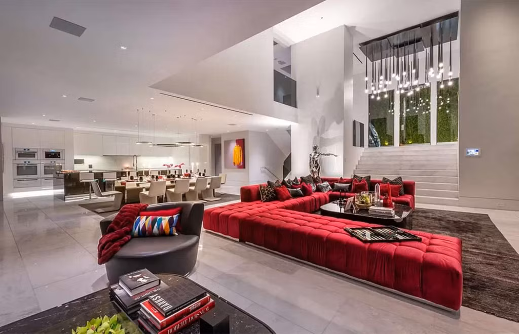 Ngôi nhà có diện tích hơn 550 m2 với 3 phòng ngủ, 6 phòng tắm cùng những tiện ích cao cấp như quầy bar, hồ bơi, hầm rượu, rạp chiếu phim và phòng tập thể dục. Ảnh: Zillow.