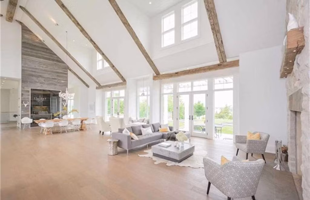 Căn biệt thự có diện tích gần 840 m2 với 4 phòng ngủ và 5 phòng tắm. Ngôi nhà cũng có các tiện ích cao cấp như rạp chiếu phim, phòng gym và phòng chơi game. Ảnh: House Sigma.
