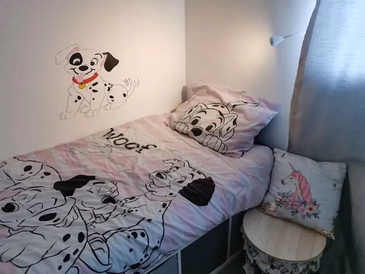 Giường ngủ đơn với chủ đề chó đốm.