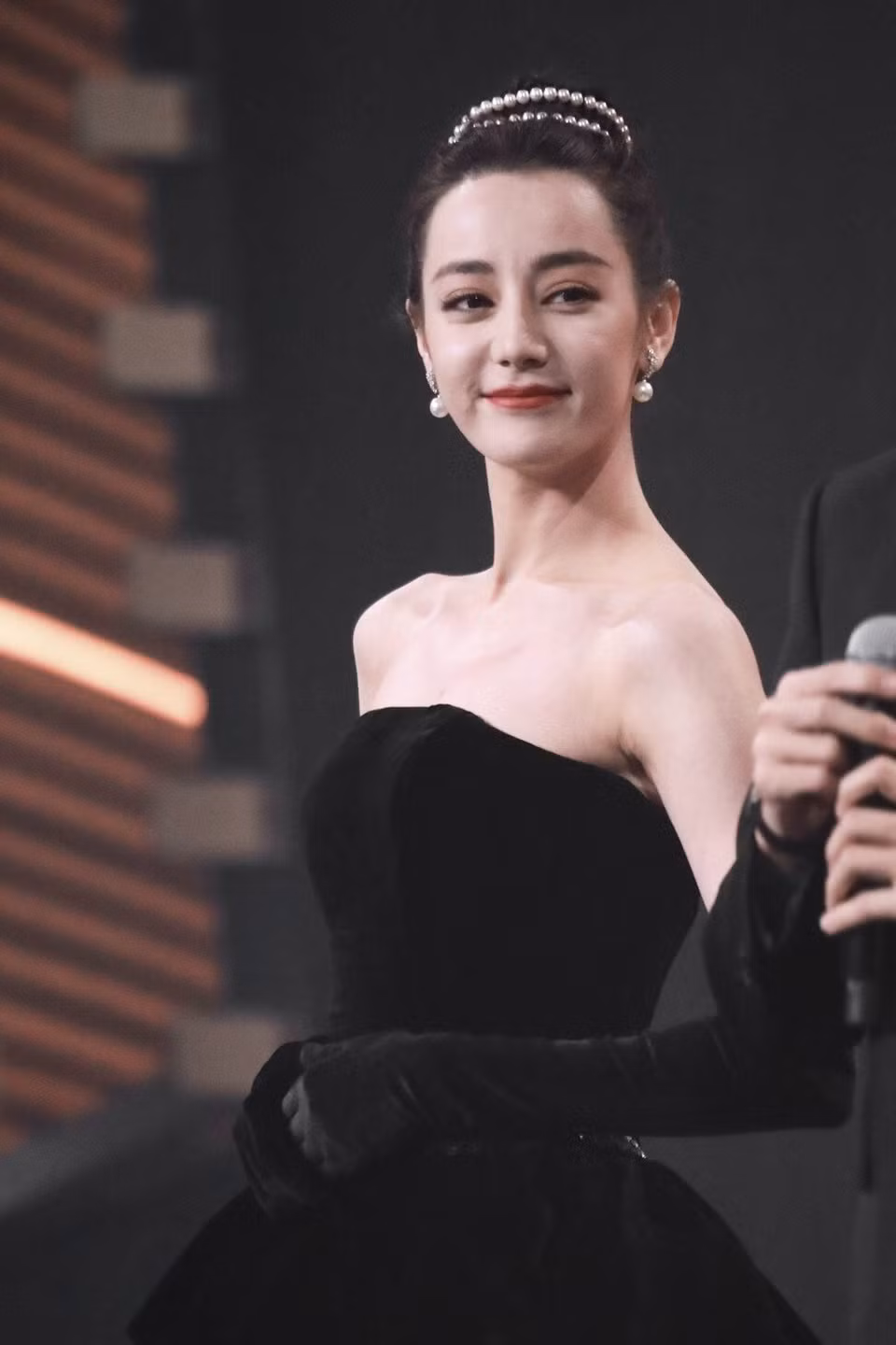 Địch Lệ Nhiệt Ba vốn sinh ra ở vùng Urumqi, Tân Cương. Theo SCMP, cô gái thuộc dân tộc Duy Ngô Nhĩ giờ đây đã trở thành ngôi sao nổi tiếng Trung Quốc nhờ vai diễn Bạch Phượng Cửu trong Tam sinh tam thế thập lý đào hoa. Hiện tại, ít có mỹ nhân Tân Cương nào có thể thay thế vị trí của Nhiệt Ba trong showbiz Trung Quốc. Ảnh: Getty.