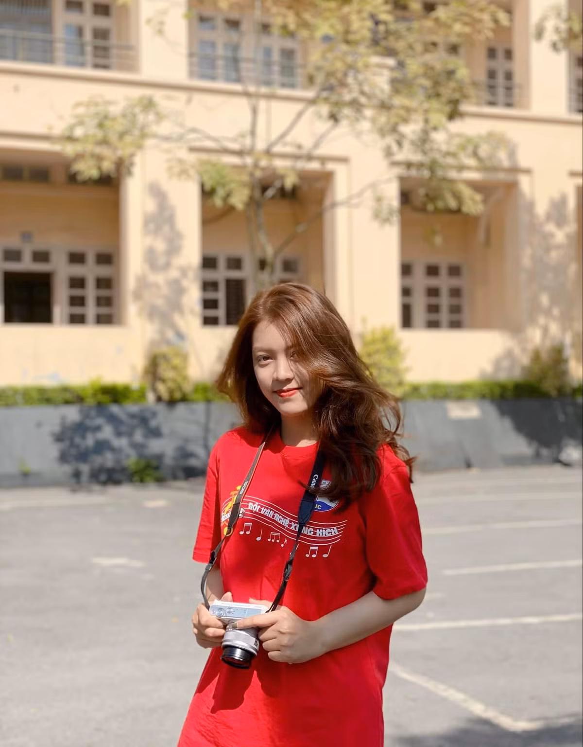 Mọi người thường hay trêu đùa mình là đứa rất có duyên với nghề vì có được nhiều cơ hội đi dẫn. Bản thân mình cảm thấy hạnh phúc vì điều đó, nhưng mình cũng hiểu dẫn chương trình là một công việc khó và đòi hỏi nhiều yếu tố kỹ năng, nếu không trau dồi kiến thức và luyện tập hàng ngày thì may mắn thôi không đủ để mình trở thành một người dẫn dắt chương trình.