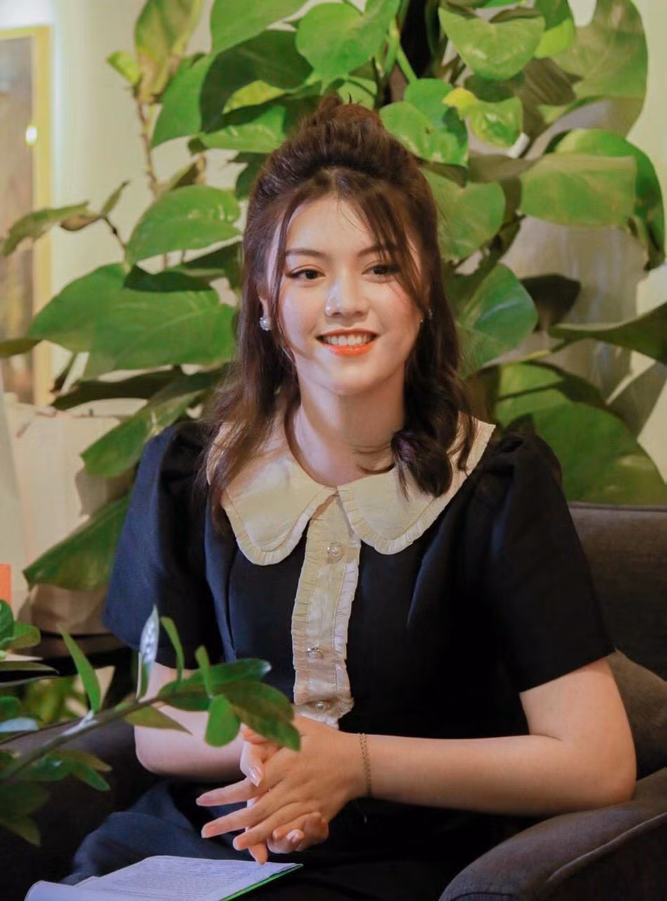 Những khó khăn trong cuộc sống có lẽ là điều mà ai rồi cũng phải trải qua và mình cũng không tránh khỏi. Nhưng chính khoảng thời gian tồi tệ nhất đó bản thân mình đã lựa chọn tiến về phía trước thay vì đổ lỗi cho số phận. Và tháng 3 năm nay, đối với mình đó chính là một dấu mốc quan trọng khi quyết định thử thách bản thân tại Speak Up cuộc thi tìm kiếm người dẫn chương trình.