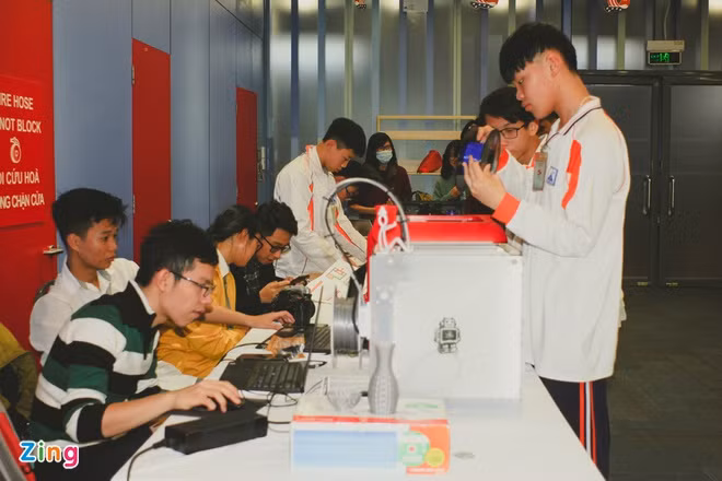 Hoc sinh truong Ams sang tao robot, kinh thuc te ao VR