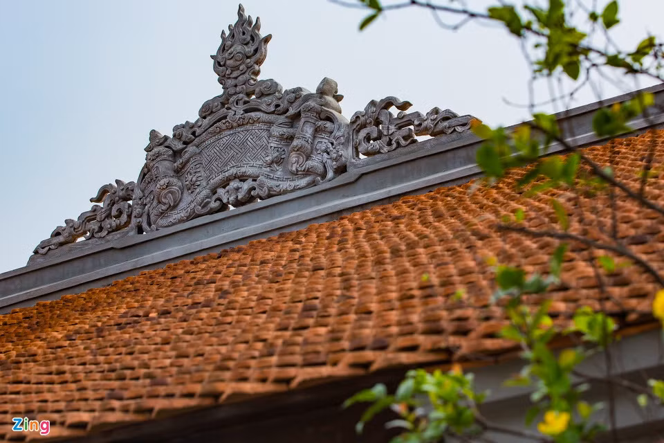 Phần mái, gia chủ dùng gỗ mít truyền thống để làm bộ đỡ. Ngói mới được đặt làm riêng theo nguyên mẫu ban đầu.
