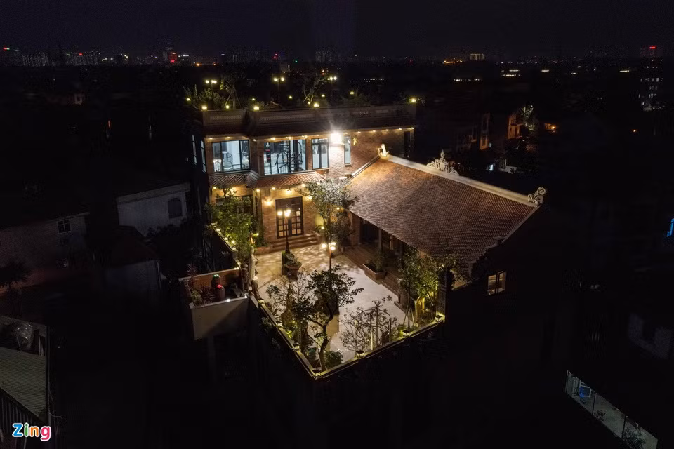 Nhờ hệ thống đèn, căn nhà nổi bật, lung linh hơn khi trời tối.