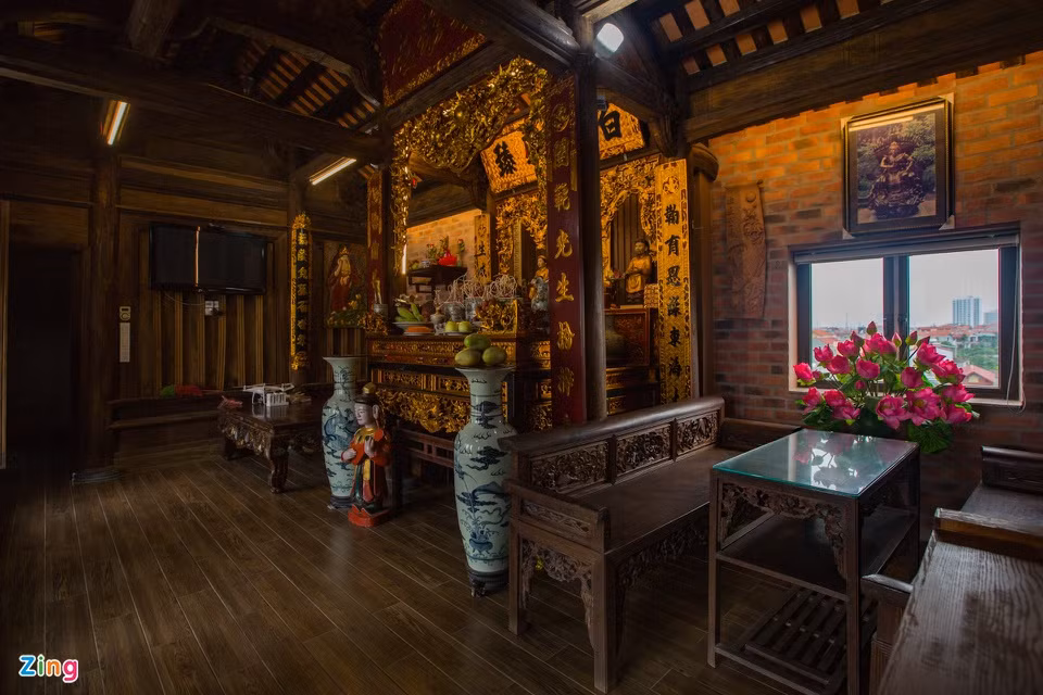 Lối bài trí truyền thống vẫn được duy trì, có đủ phản, sập gụ, bàn ghế tràng kỷ. Ban thờ phật nhỏ ở phía trên, rồi đến ban thờ gia tiên, ban thờ quan thần linh. Các bức hoành phi, câu đối cả trăm năm tuổi vẫn được giữ nguyên. Gia đình bổ sung một vài chi tiết trong thiết kế như sàn gỗ, nhà vệ sinh khép kín, cửa sổ bằng kính... để phù hợp với lối sống hiện đại.
