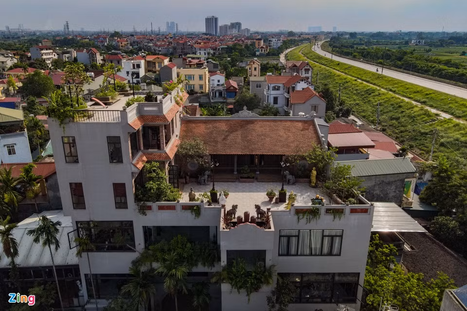 Ngôi nhà cổ tọa lạc trên tầng thượng của một căn biệt thự ở quận Bắc Từ Liêm (Hà Nội) khiến nhiều người đi qua tò mò bởi lối kiến trúc độc đáo, kết hợp nét truyền thống bên trong một công trình hiện đại, bề thế.