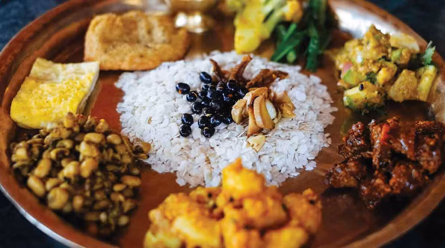 Tay trái không được dùng khi ăn ở Nepal. Ảnh: Wikipedia.