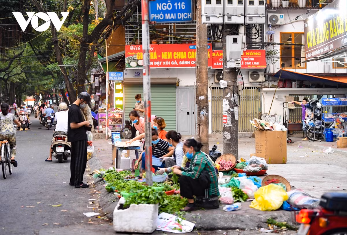 Những hình ảnh này không chỉ vi phạm quy định và tinh thần chống dịch của thành phố Hà Nội mà góp phần làm xấu đi hình ảnh mỹ quan đô thị của Thủ đô.