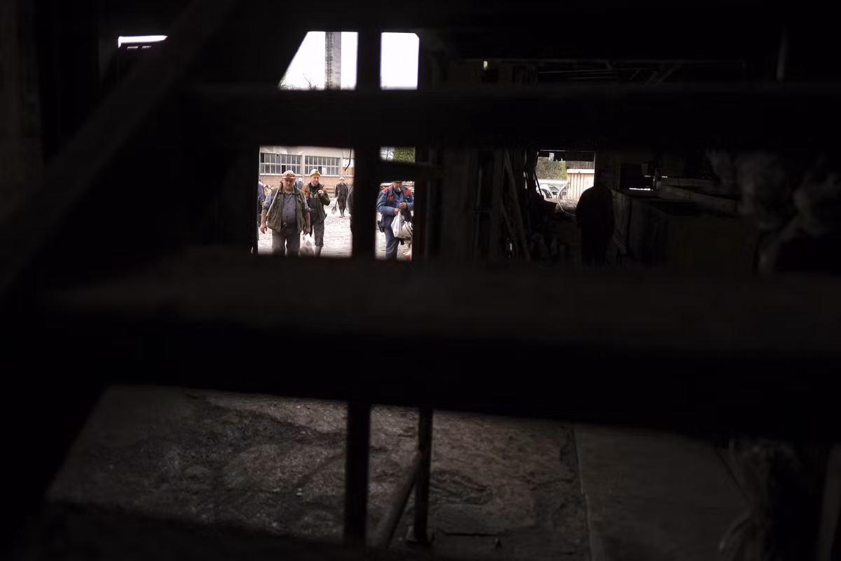 Các thợ mỏ ở lối vào mỏ than tại Zenica.