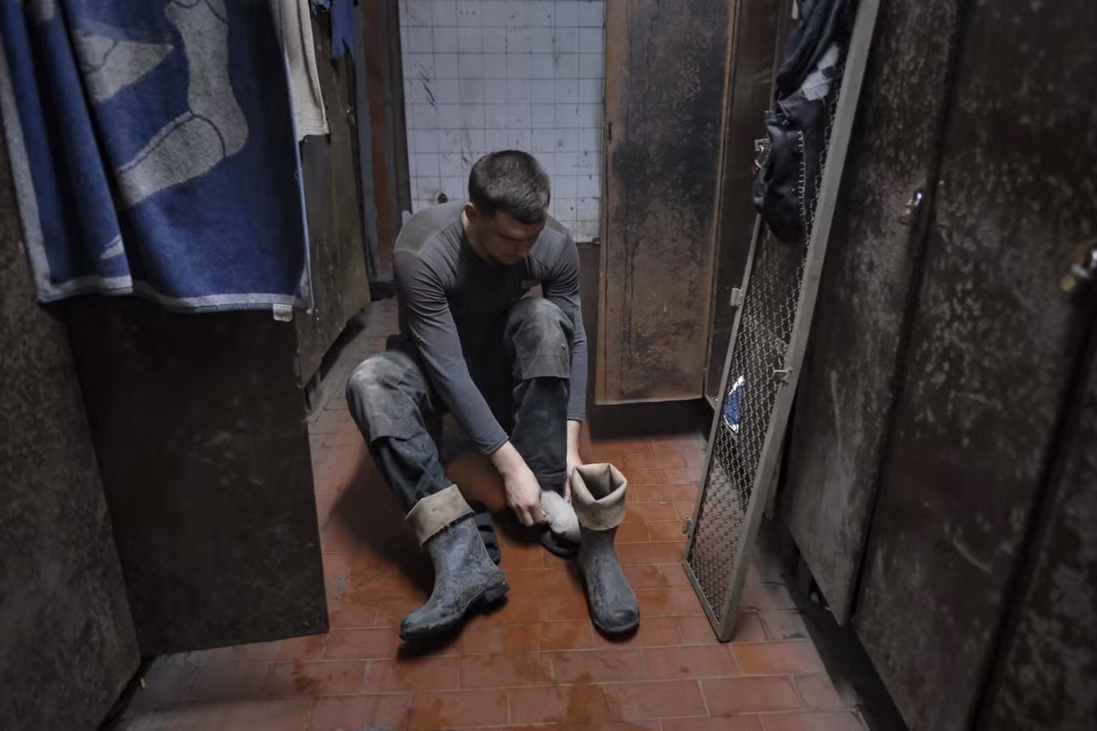 Một thợ mỏ thay quần áo trước khi bắt đầu công việc.