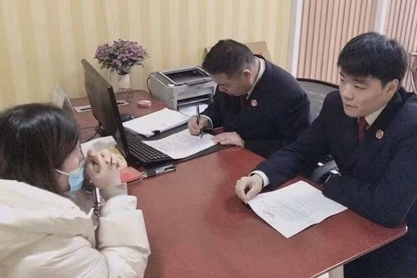 Nguoi phu nu sinh con 5 lan de tron ngoi tu