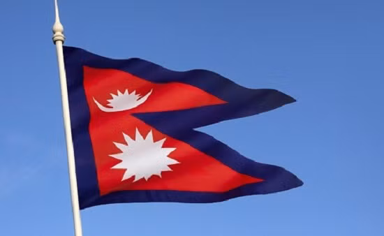 Nepal là nước duy nhất có quốc kỳ không phải hình vuông hay hình chữ nhật mà là hai hình tam giác chồng lên nhau. Ảnh: Shutterstock.