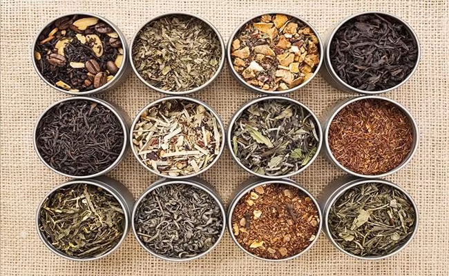 Bên cạnh giỏ quà nông sản, thị trường Tết năm nay còn có những giỏ quà thảo mộc với các sản phẩm có hương vị, sắc màu đặc trưng của Tết Việt như tinh dầu mùi già, tinh dầu cam, trầm thắp hương… cũng được giới thiệu đến người tiêu dùng.
