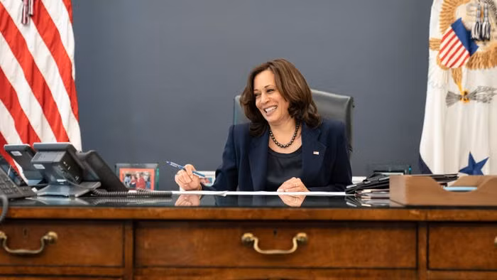 Phó Tổng thống Mỹ Kamala Harris điện đàm với Thủ tướng Canada Justin Trudeau, tại văn phòng làm việc ở Cánh Tây năm 2021.