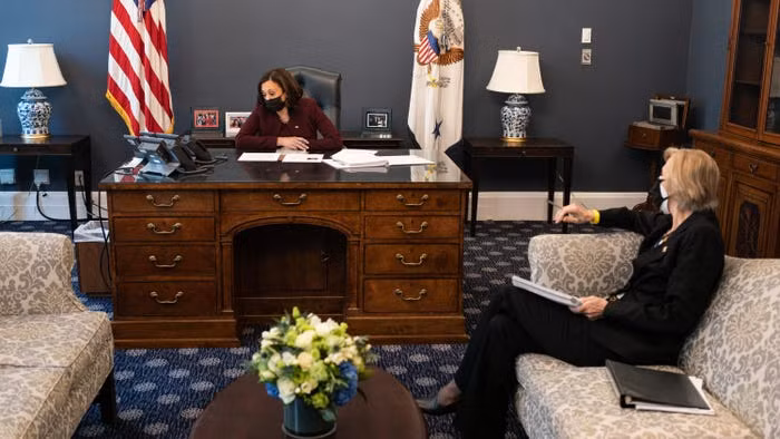 Sau khi nhậm chức Phó Tổng thống Mỹ vào ngày 20/1/2021, bà Kamala Harris làm việc trong văn phòng này. Bà Harris chưa cho trang trí lại văn phòng, chỉ mới đặt một số bức ảnh gia đình bên trong.