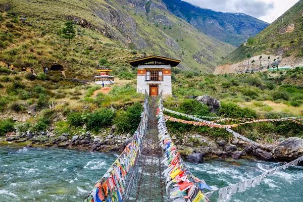 Vi sao Bhutan bat tuong quan doi va tham phan Toa Toi cao?