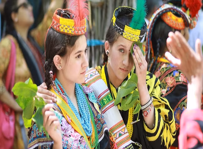Người Kalash có ngoại hình rất khác biệt so với phần đông dân số tại Pakistan. Họ cũng được mệnh danh là tộc người đẹp nhất thế giới, đặc biệt là các cô gái Kalash, với nước da trắng, tóc sáng màu, đôi mắt có màu xanh hoặc nâu. Ảnh: UmairAshfaq/Shutterstock.