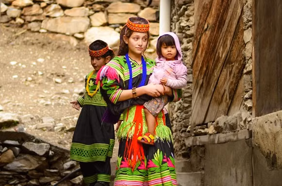 Phụ nữ bộ tộc Kalash thường làm các công việc như may vá, quán xuyến gia đình và chăm sóc con cái, thời gian còn lại họ có thể hát, khiêu vũ và trò chuyện với bạn bè. Ảnh: Tribune.