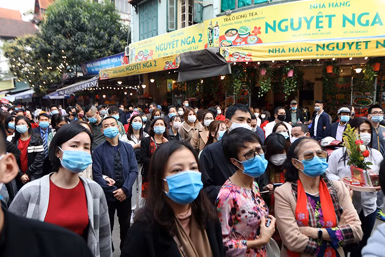 Tuy nhiên, khu vực ngoài cổng Phủ, rất đông người dân vẫn cố nán lại.