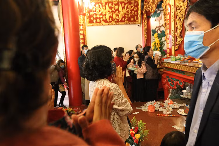 Trước tình trạng hàng nghìn người dân đến lễ tại Phủ Tây Hồ trong bối cảnh dịch bệnh COVID-19 diễn biến phức tạp, Ban quản lý Phủ Tây Hồ đã tạm thời đóng cửa. Theo ông Trương Tiến Hồi, Trưởng Tiểu ban quản lý di tích Phủ Tây Hồ, lượng khách đến hành lễ dịp đầu năm mới Tân Sửu vào đầu giờ chiều ngày một đông. Nhận thấy tình hình không an toàn trong công tác phòng chống dịch COVID-19, Ban quản lý di tích quyết định tạm thời đóng cửa di tích đến sáng mùng 2 Tết mới mở cửa trở lại. Trong trường hợp tình trạng này vẫn tiếp diễn thì tiếp tục đóng cửa để phòng chống dịch. Ảnh: Người dân đi lễ đều đeo khẩu trang phòng chống dịch nghiêm túc.