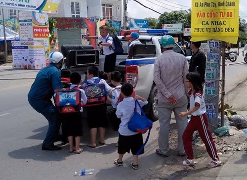 Diem nong 24h: Nuoc lu cuon cuon vay khon nhieu noi-Hinh-3