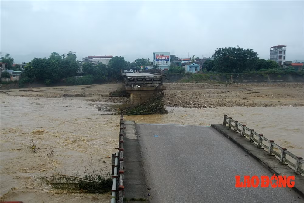 Trước dòng nước lũ kinh hoàng, cầu Thia ở Nghĩa Lộ đã bị sập mất một nhịp cuốn theo 5 người, trong đó có một PV của TTXVN. Nguồn ảnh: Lao Động