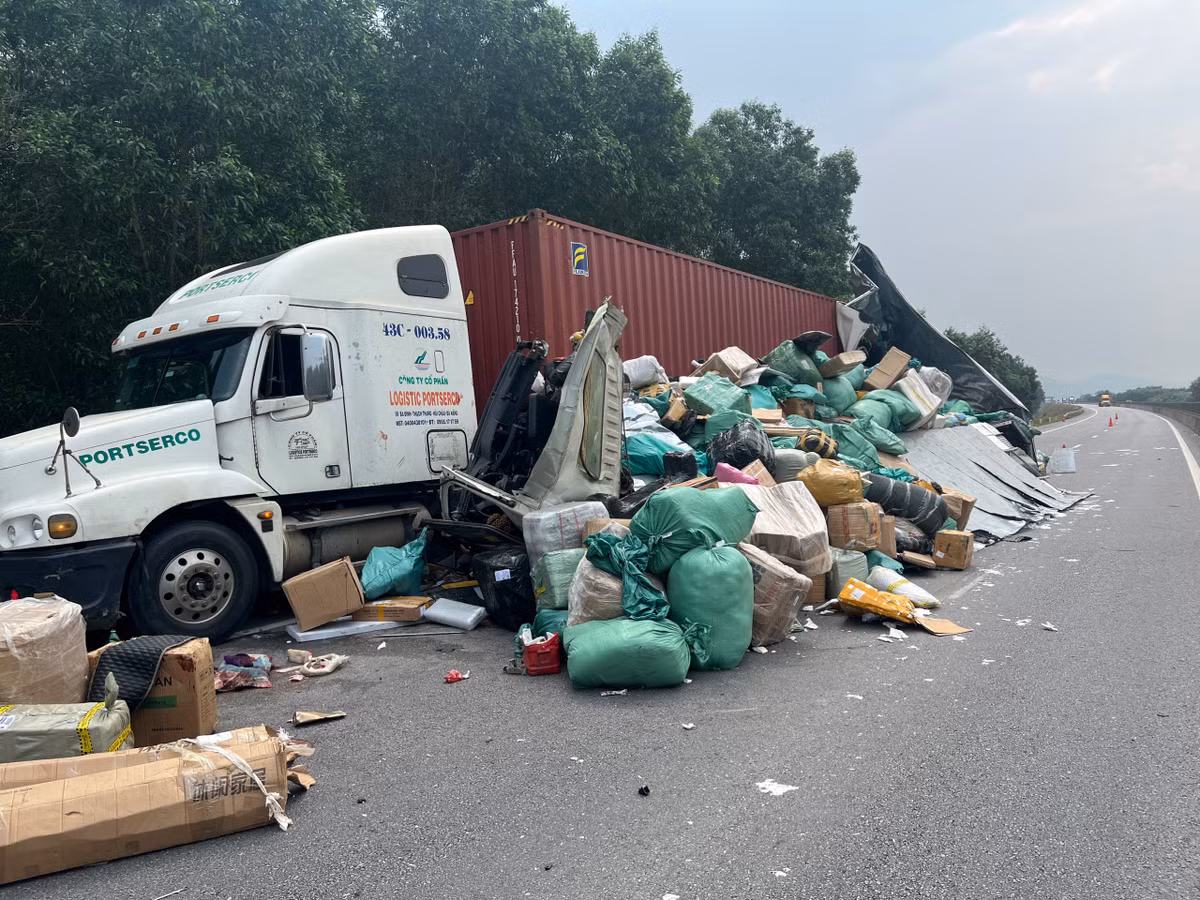 Xe tải biến dạng sau va chạm trên cao tốc Cam Lộ - La Sơn Xe tai bien dang sau va cham tren cao toc Cam Lo - La Son