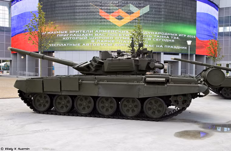 Trong ảnh là biến thể T-72B3 - đây là một trong những biến thể nâng cấp mới nhất của dòng tăng T-72 hiện nay, chính thức biên chế vào mùa hè năm 2013. T-72B3 được trang bị hệ thống điều khiển hỏa lực mới với máy tính đường đạn tiên tiến, bổ sung các khí tài trinh sát hồng ngoại tối tân.